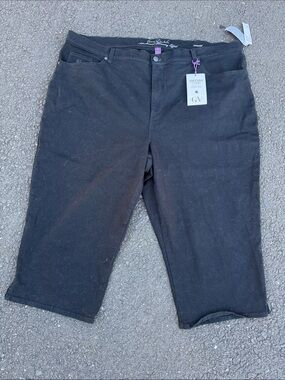 NWT! GLORiA VANDERBILT Capri Denim Casual Shorts 24W